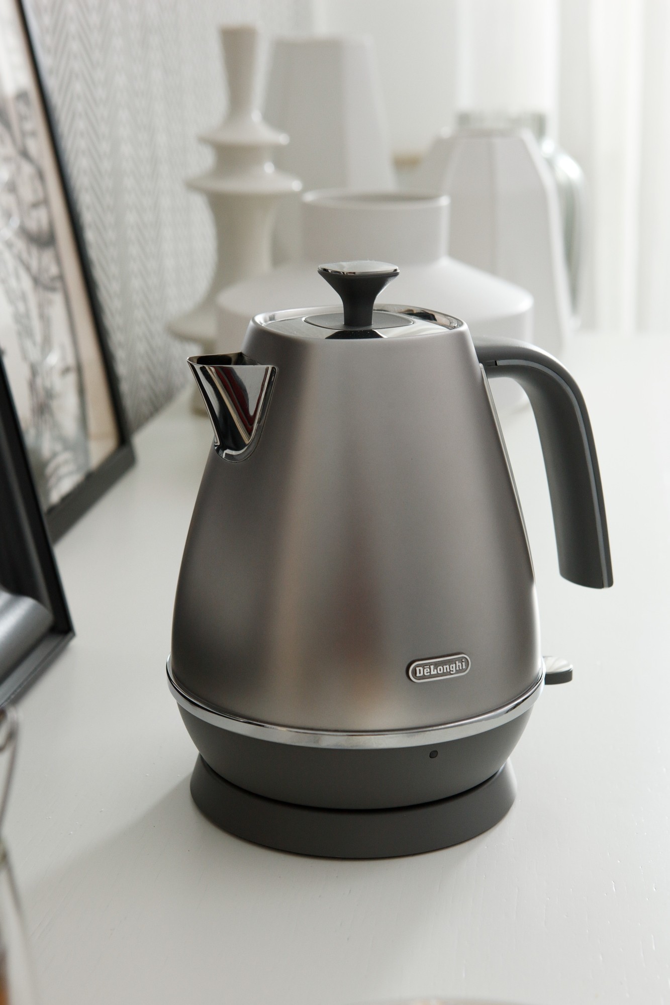 Электрочайник De'Longhi Distinta KBI 2001.S серый детальное изображение - 2