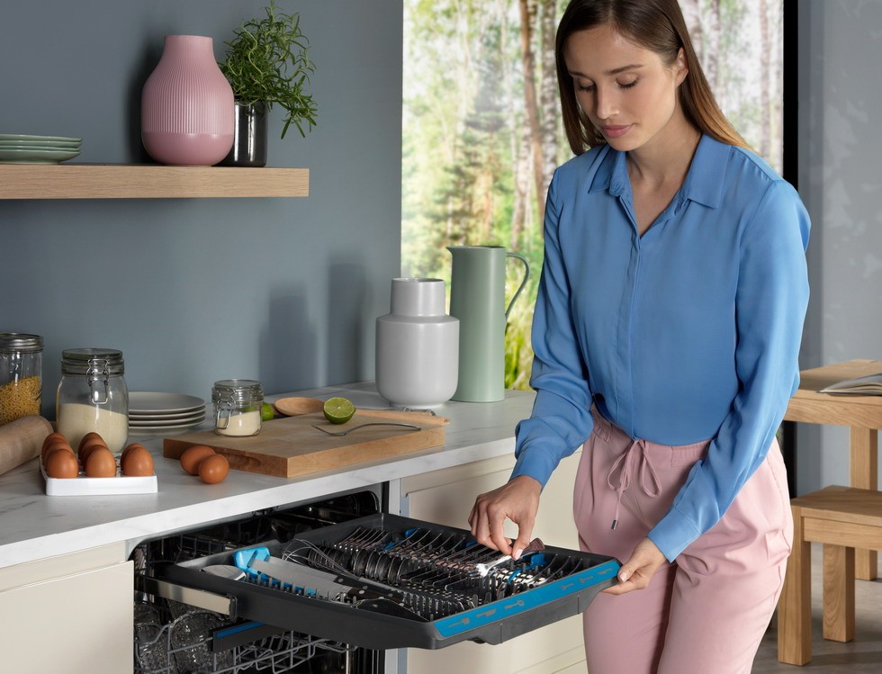 Встраиваемая посудомоечная машина Electrolux EEM 28200 L, белая детальное изображение - 3