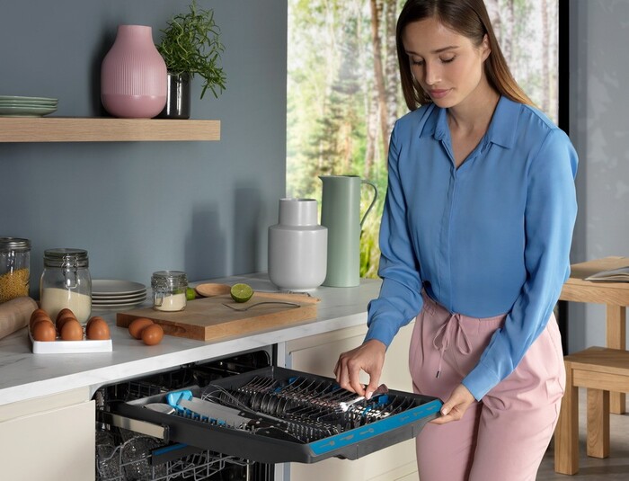 Встраиваемая посудомоечная машина Electrolux EEM 28200 L, белая №3