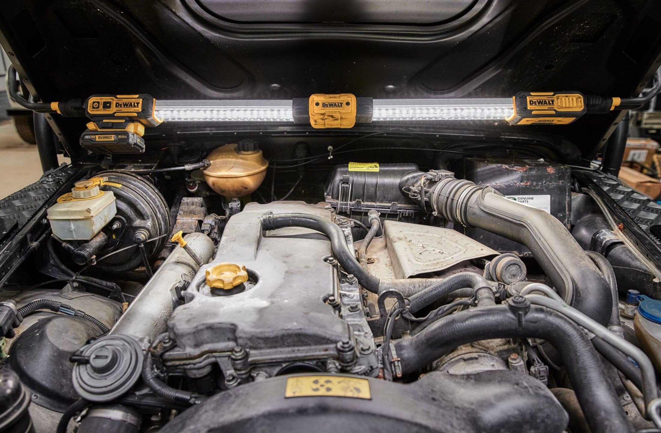 Фонарик DeWALT DCL045 детальное изображение - 9